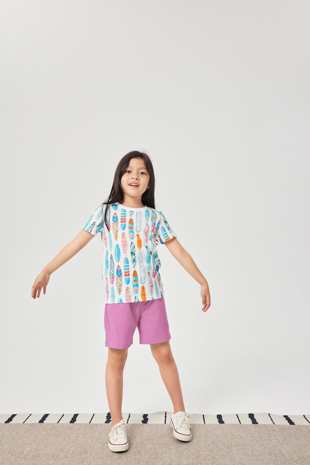 Camiseta de manga corta con estampado de tabla de surf en acuarela